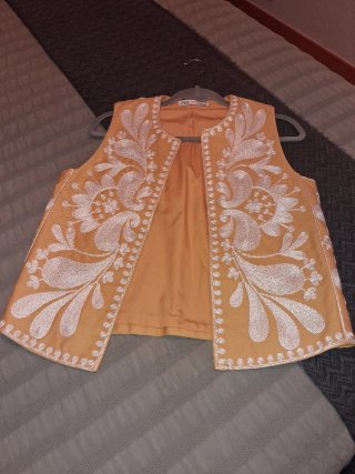 Chaleco bordado Zara mostaza talla M