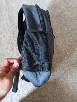 Mochila negra con cremallera