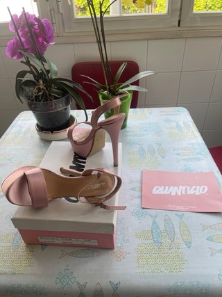 Zapatos de tacón rosa satén