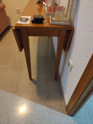 Mueble de madera y cristal
