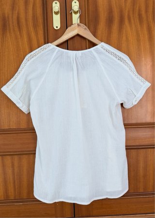 Camiseta Hue&Clau con abalorios dorados