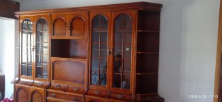 Mueble de salón de madera y cristal