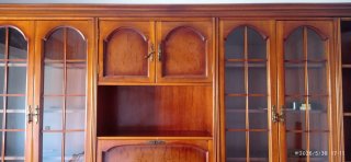 Mueble de salón de madera y cristal