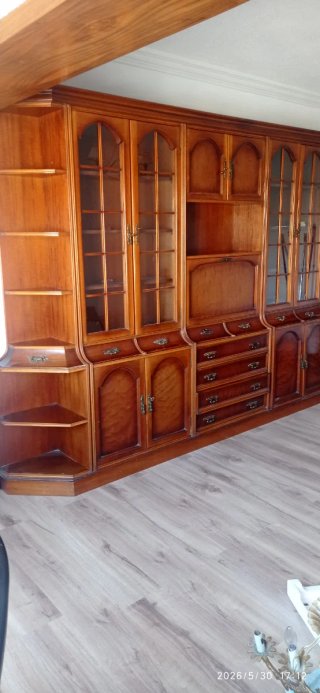 Mueble de salón de madera y cristal