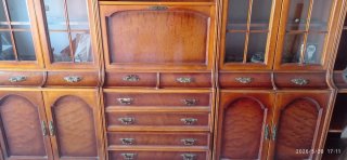 Mueble de salón de madera y cristal