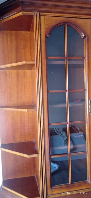 Mueble de salón de madera y cristal