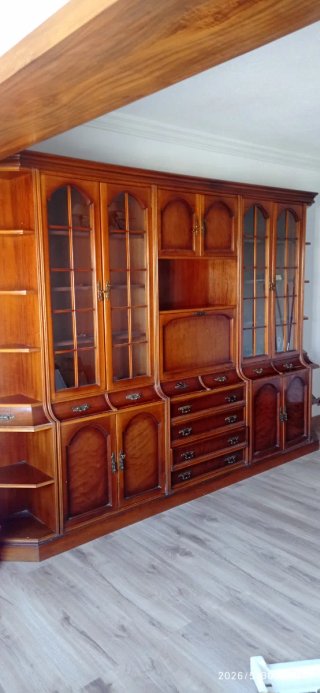 Mueble de salón de madera y cristal