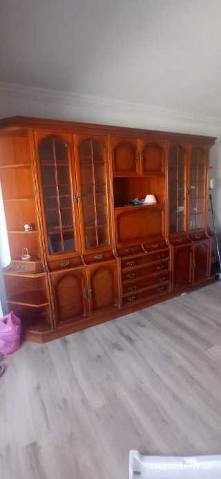 Mueble de salón de madera y cristal