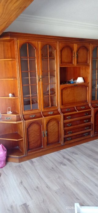 Mueble de salón de madera y cristal