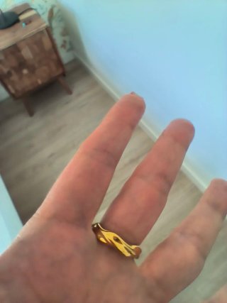 Anillo dorado con diseño retorcido