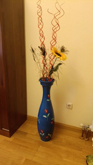 Jarrón azul con flores amarillas