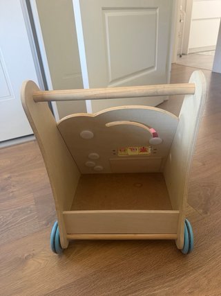Andador de madera con actividades