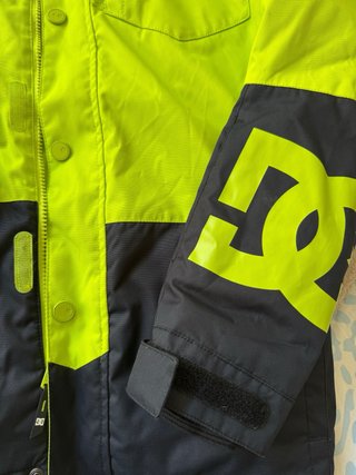 Chaqueta DC verde y negra