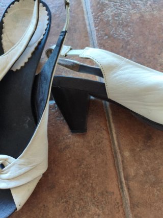 Scarpe beige e nere da donna
