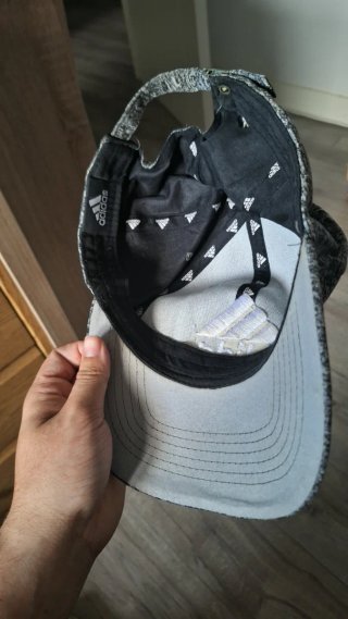 Gorra Adidas Gris y Blanca - Como nueva