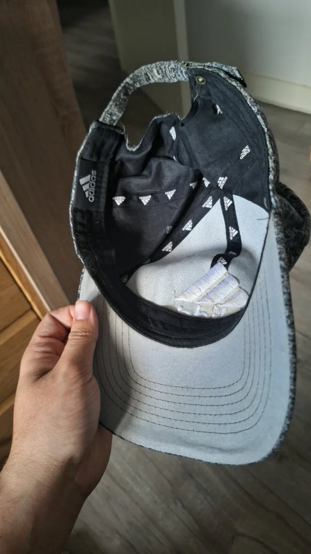 Gorra Adidas Gris y Blanca - Como nueva