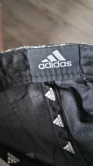 Gorra Adidas Gris y Blanca - Como nueva
