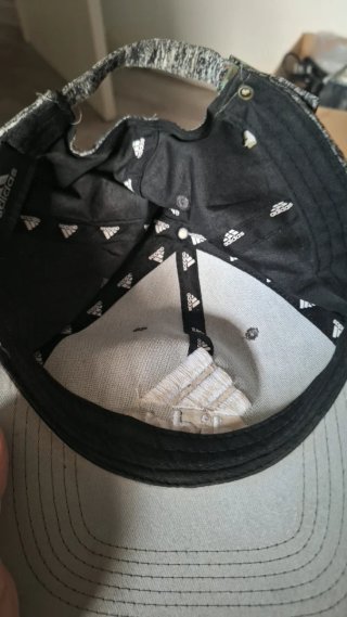 Gorra Adidas Gris y Blanca - Como nueva
