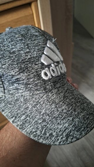 Gorra Adidas Gris y Blanca - Como nueva