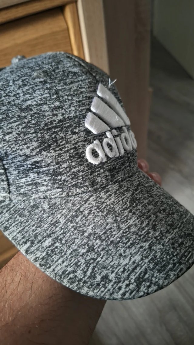 Gorra Adidas Gris y Blanca - Como nueva
