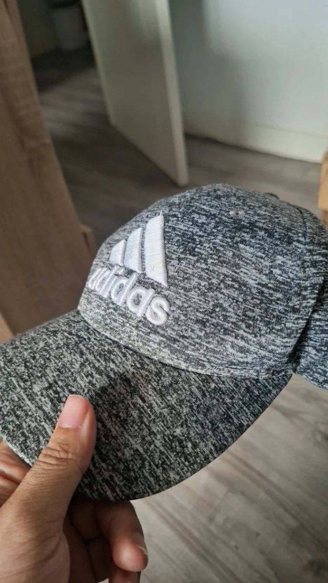Gorra Adidas Gris y Blanca - Como nueva