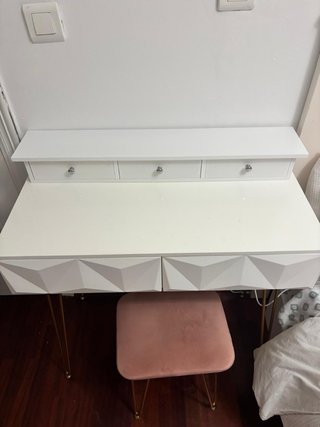 Tocador blanco con detalles geométricos