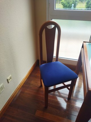 Sillas de comedor de madera y terciopelo.