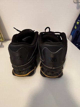 Zapatillas Nike Negras y Doradas muelles Talla 41