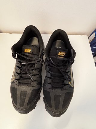 Zapatillas Nike Negras y Doradas muelles Talla 41