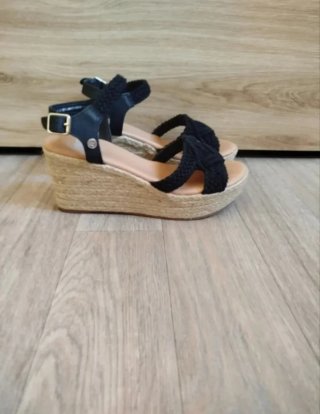 Sandalias cuña Xti negras y beige