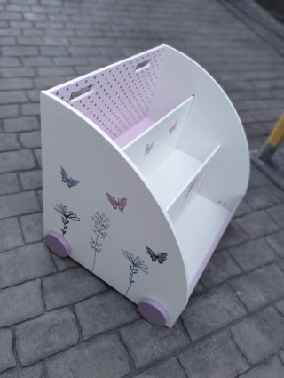 Librería infantil con ruedas y diseño
