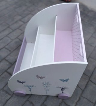 Librería infantil con ruedas y diseño