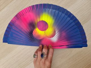Abanico pintado a mano para festivales