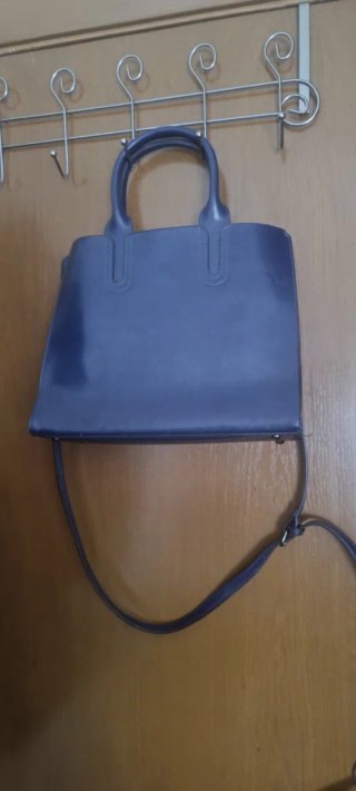 Bolso azul de mano y hombro