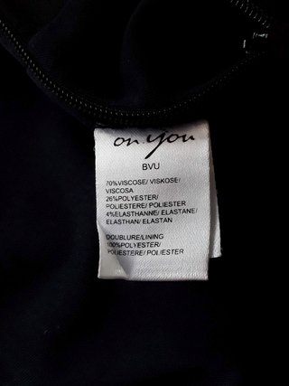 On you. Top de corte asimétrico. T. XS