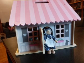 Casa de muñecas rosa con detalles