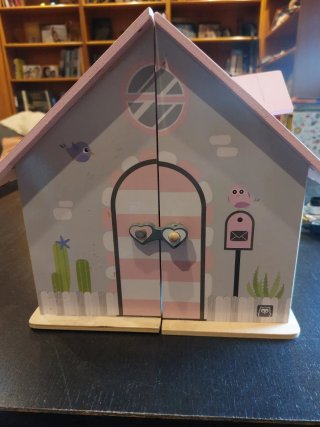 Casa de muñecas rosa con detalles