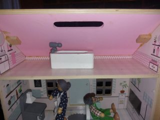Casa de muñecas rosa con detalles