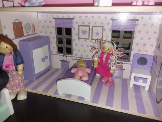 Casa de muñecas rosa con detalles
