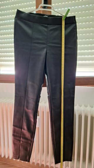 Pantalón efecto piel Zara negro