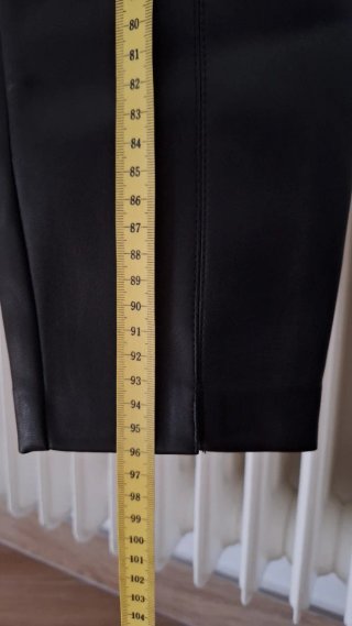 Pantalón efecto piel Zara negro