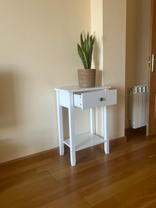 Mesa Auxiliar Blanca con Estante