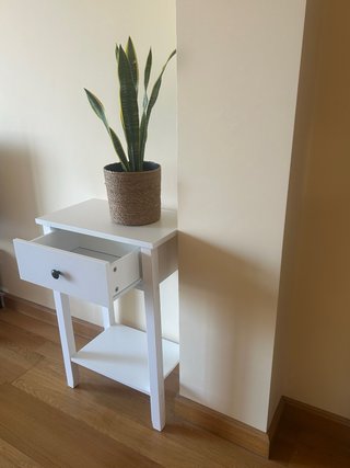 Mesa Auxiliar Blanca con Estante