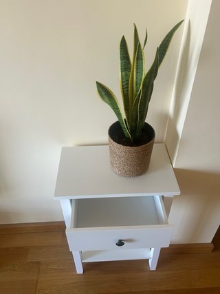 Mesa Auxiliar Blanca con Estante