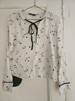 Camisa blanca con estampado de corazones