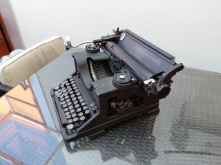 Máquina de escribir Hispano Olivetti