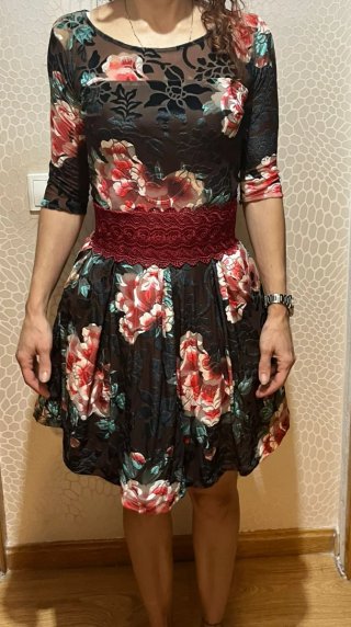 Vestido floral negro y rojo