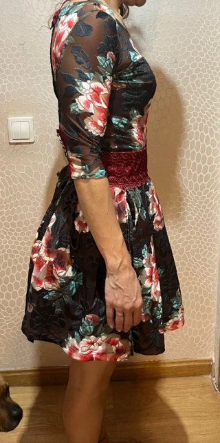 Vestido floral negro y rojo