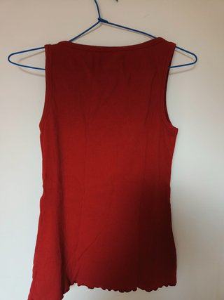 Camiseta sin mangas color burdeos