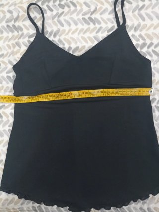 Top donna nero spalline sottili.